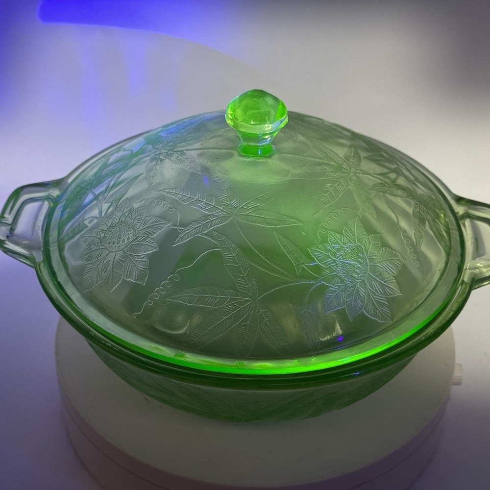 Vtg 1930's Jeannette Green Uranium "Poinsettia" Glass Covered Bowl w/ Lid Glows